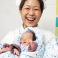 50歲產婦懷上三胞胎，可孩子出生後，產婦委屈大哭，醫生卻尷尬了