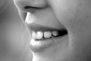 人老了掉牙齒正常嗎？其實做好3點，或能預防牙齒脫落