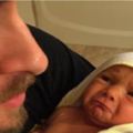 新手爸爸開心分享了一張「幫女兒洗澡照」，結果眼尖網友的發現「及時救了小女嬰一命」！