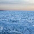 真實版「冰雪奇緣」，一望無際的夢幻淺藍碎冰，美麗湖景震撼全球！