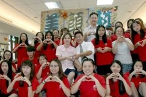 女學生畢業後「嫁給大13歲司機」引爆祝福，這段公車情緣讓網友戲稱：開校車載到真愛！