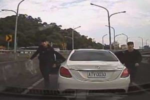 不滿被按喇叭屁孩攔車嗆聲還開槍！有影片