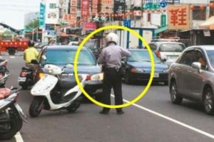 臺北中正二分局員警鳴笛火速往自殺現場救人，某司機無恥理由不給禮讓，警員一個動作教他做人大快人心！