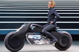 BMW推出未來摩特車「號稱不用戴安全帽」！超帥「自動感應平衡器」怎麼騎都不會倒！