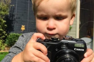 攝影師老爸「把相機拿給1歲兒子」讓他隨便拍　1天後檢查相機「看到孩子眼中的世界」瞬間呆住了
