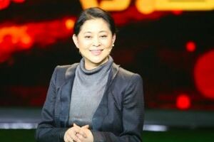 60歲倪萍罕見曬兒子與母親合影，感嘆40歲生子太晚了