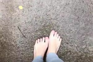 她給自己的右腳做了一場告別旅行，希望記住擁有雙腳的樣子