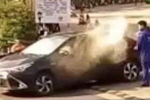 駕駛加油站抽煙不聽勸，被盡責員工操起滅火器狂噴