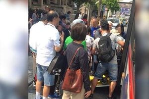 輪椅男等在公車站牌前不知所措，司機大哥霸氣「一句話」，讓眾人都安靜！