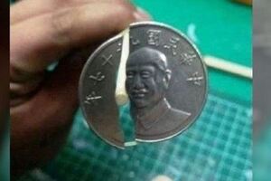他逛夜市時拿到一枚「裂開的10元硬幣」超傻眼！內行網友卻說：你真的賺翻了！