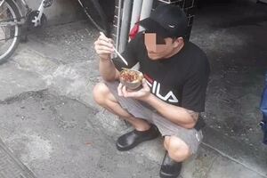 做廚師的忙碌之餘好不容易抓空檔在後面蹲著吃飯竟被酸：像狗一樣在路邊吃飯...