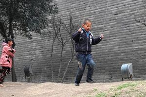 兄妹相依為命十八年，哥哥病危，妹妹卻不見人影，竟不是親生？