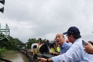 大雨不停！高雄田寮民宅進水一公尺 陳其邁韓國瑜勘災熱線謀改善對策