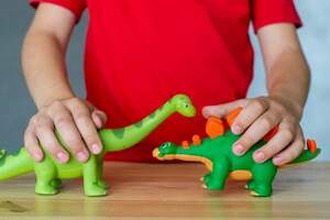摸恐龍、開冰箱！5歲兒「遭三度訓斥制止」媽媽公審嗆：年輕老闆不友善