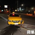 運將撞護欄棄車逃逸　結果留下爛攤子給警處理