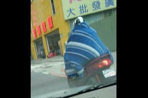 這種天氣怎麼騎車？他使出「絕對防禦」讓網友笑瘋了 