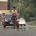 超懂事5歲女童「每天跑2公裡回家」　原因竟是為了把後座讓給弟弟