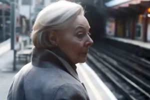 奶奶10年來堅持到地鐵等車卻「從不上車」讓列車員很疑惑，直到得知原來是「她的丈夫生前...」所有人哭斷腸！