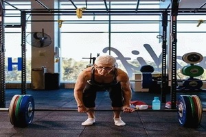 77歲老奶奶「硬舉90公斤」勇奪老人組舉重冠軍，現在的她朝著100公斤努力！