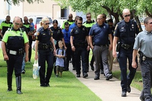 開學日竟由大批警察「護送開學」，4歲男孩背後的辛酸故事讓人落淚！