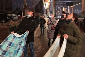 大雪夜，杭州一群陌生人聚集在高架橋下，拉開被單和毯子，他們在幹嘛？