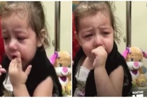 2歲盲眼小女孩「第一次看見媽媽」，摘下眼罩「最撼動人心的奇蹟」讓醫生也跟著落淚....
