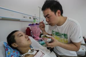 還有10天就領證結婚，女友卻不幸遭遇車禍，男友含淚抱著女友哭泣