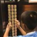 孩子要這樣教！7歲小孩亂按電梯樓層，這位媽媽的「懲罰」，竟讓乘客從抱怨變笑容滿面...