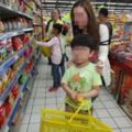 7歲的兒子跟媽媽到超市卻什麼都不買，心想小孩乖巧的她下一刻就被嚇到心裡發涼！