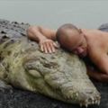 l他救活這隻中槍的「鱷魚」，把牠當孩子養了20年，想不到最後結局讓人鼻酸！(附影片）