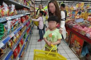 7歲的兒子跟媽媽到超市卻什麼都不買，心想小孩乖巧的她下一刻就被嚇到心裡發涼！