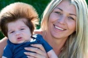 「獅鬃寶寶」爆紅全球，現在1歲樣貌曝光了　媽媽坦白寶寶髮量爆多的「真相」，笑翻全球！