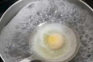 荷包蛋總是散開有白沫，記住這個小技巧，雞蛋圓潤完整