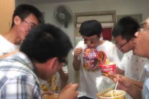 台灣18歲男大生「經常熬夜吃泡麵」結果難忍胃痛去就診，醫生檢查完臉色凝重地對他說…