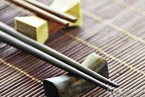 這樣用筷子會培養致癌物!各種筷子,哪種最健康