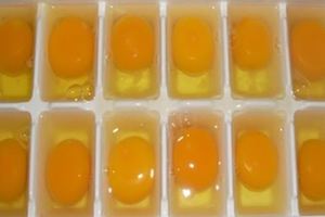媽媽怎麼把雞蛋一個一個打進製冰盒內？得知真相後，你會發現這真的太神啦！