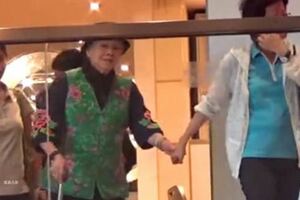 梅艷芳媽媽與兒子喝早茶胃口好，94歲身體硬朗保姆在旁悉心照料