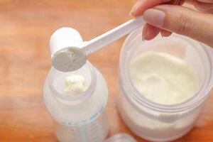 沖奶粉時絕不能用的七大錯誤方式，不僅營養差還危害寶寶健康