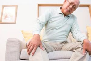 膝蓋疼，別亂揉！緩解疼痛，日本專家教你「8」字放鬆法