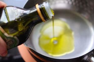 橄欖油可以用來炒菜嗎？營養師：高溫環境下，部分營養素會被破壞