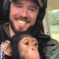 暖男飛行員「護送黑猩猩回家」！26萬網友狂讚他卻嘆：牠應該和媽媽在一起...