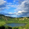 內蒙古有一座小鎮，植被覆蓋率95%，擁有世界上罕見的月亮形天池