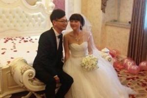 21歲男大生不顧反對「娶55歲單親媽媽」震驚社會結果一查竟爆出這場婚禮的真正目的...