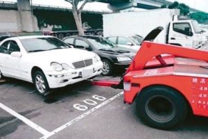 柯P新政！　北市停車欠費「超過1萬」直接拖吊　實施當天就抓到一輛白色賓士