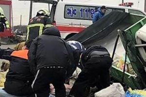 把人當豬載貨車後車斗甩出2死12輕重傷