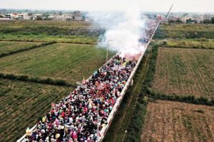 【影音】大甲媽遶境「崙仔大橋」萬頭攢動恭迎接駕