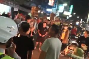 8+9在遶境中途「跑到民宅大門尿尿」　被屋主喝止居然腦羞　發狂暴打全家