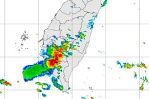 南高屏5縣市大雨特報！氣象局提醒民眾防雷擊、冰雹、強陣風！網友嘆：「高雄這雨根本是用倒的！」