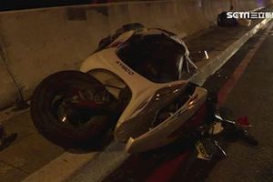 雙載沒戴帽自撞護欄　國中生1死1傷