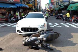 瑪莎拉蒂與機車互撞網友歪樓話題超展開